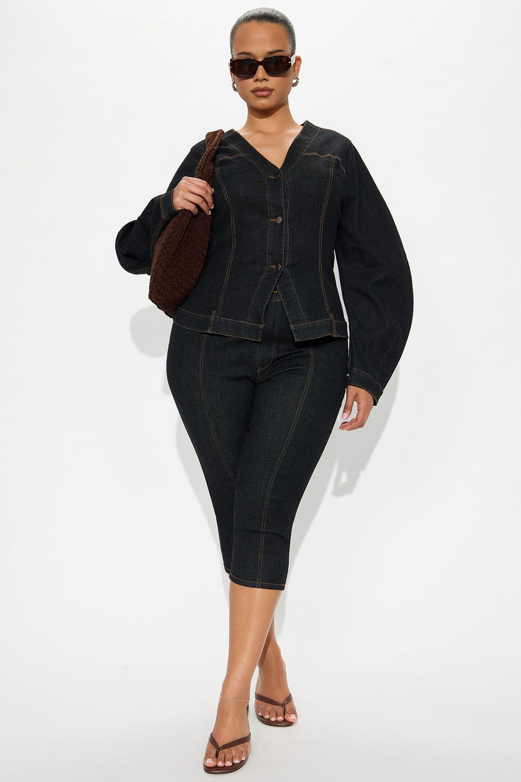 Modelo mujer vistiendo el conjunto THE INDIGO SCULPT SET de Kintsugi Denim, compuesto por chaqueta de jean entallada color índigo oscuro y pantalón capri THE 3/4 CROP de tiro alto coordinado en talle grande.
