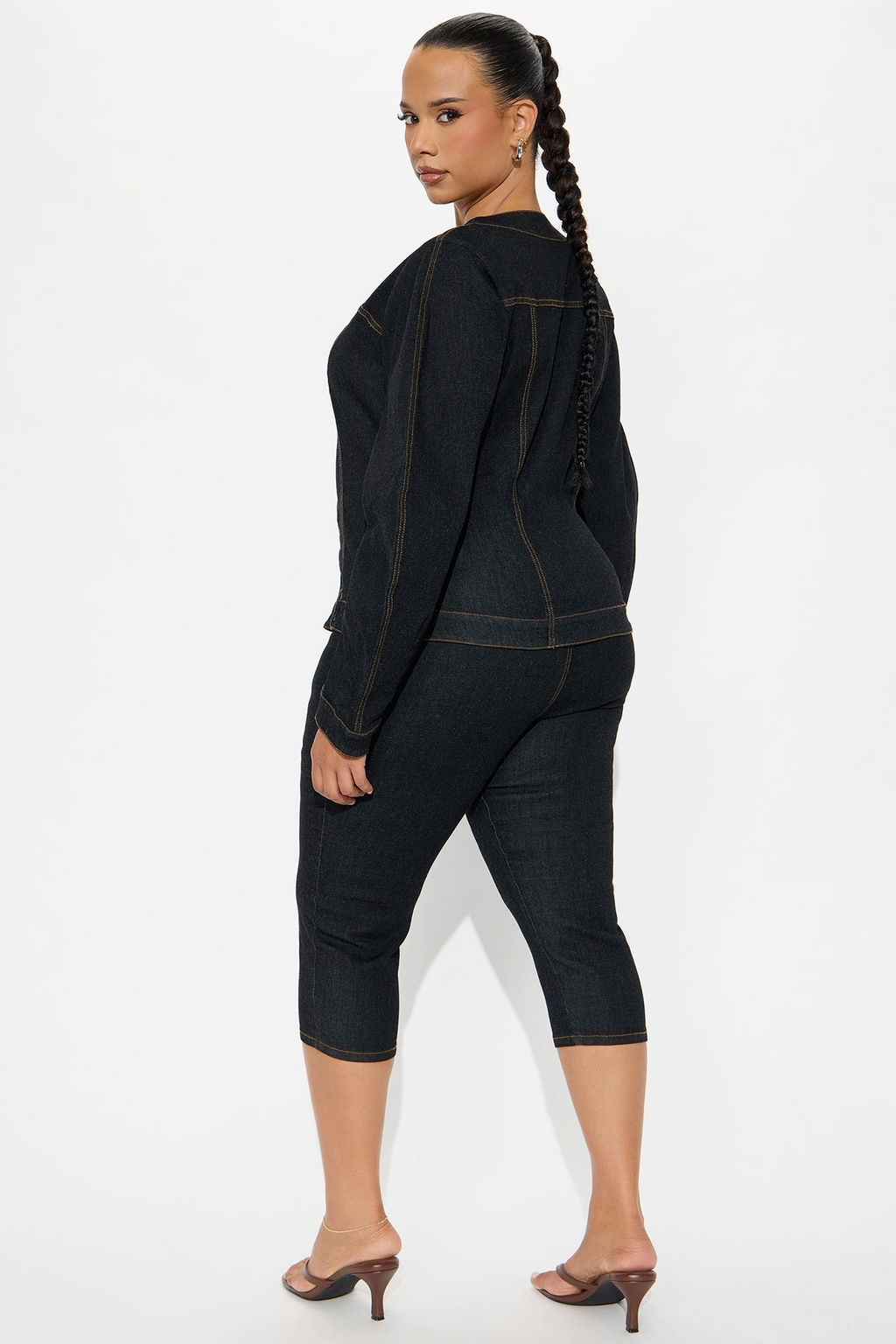 Modelo mujer vistiendo el conjunto THE INDIGO SCULPT SET de Kintsugi Denim, compuesto por chaqueta de jean entallada color índigo oscuro y pantalón capri THE 3/4 CROP de tiro alto coordinado en talle grande.