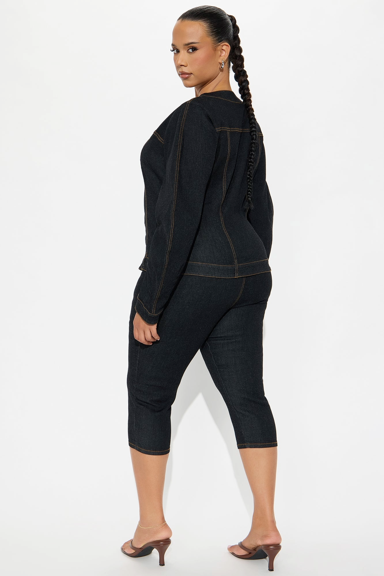 Modelo mujer vistiendo el conjunto THE INDIGO SCULPT SET de Kintsugi Denim, compuesto por chaqueta de jean entallada color índigo oscuro y pantalón capri THE 3/4 CROP de tiro alto coordinado en talle grande.