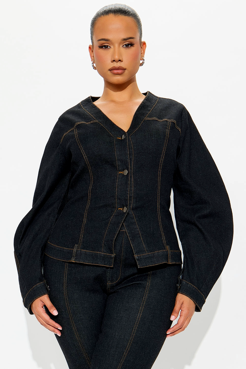 Modelo mujer vistiendo el conjunto THE INDIGO SCULPT SET de Kintsugi Denim, compuesto por chaqueta de jean entallada color índigo oscuro y pantalón capri THE 3/4 CROP de tiro alto coordinado en talle grande.